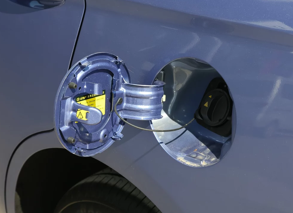 北汽电动汽车充电口怎么打开