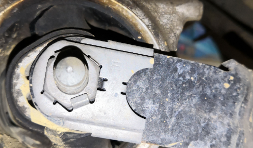 发动机犄角脚在发动机哪个位置