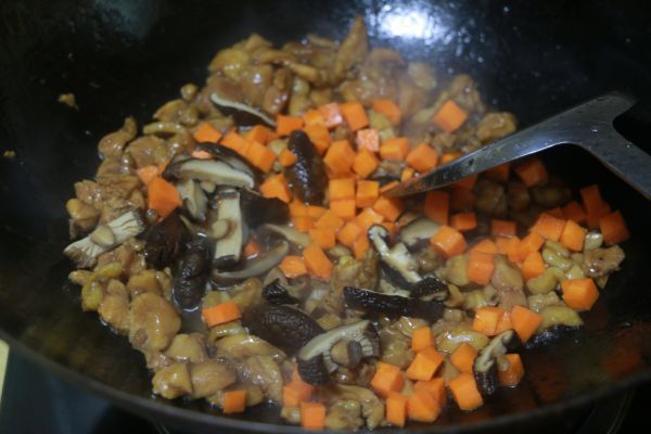 香菇鸡肉煲仔饭