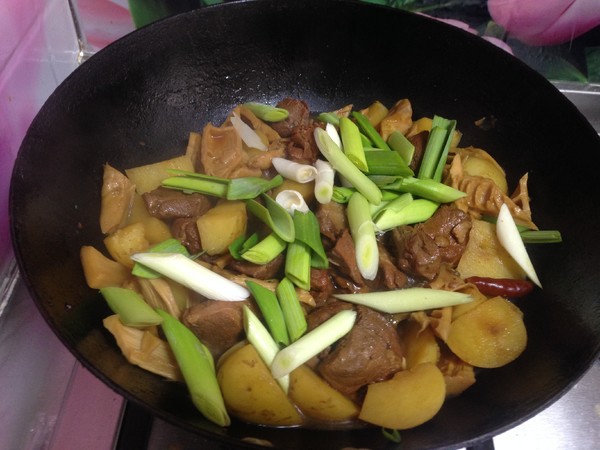 家常土豆炖肉的做法