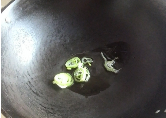 疙瘩汤中加入面粉的水是热水还是冷水