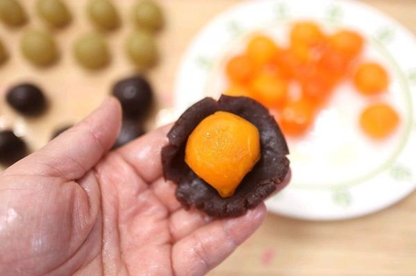 莲蓉咸蛋黄月饼