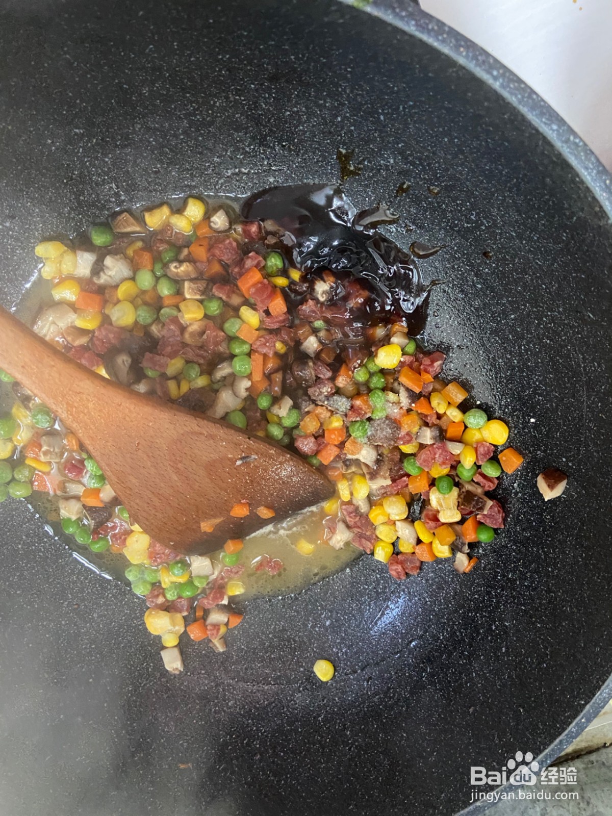 腊肠包菜什锦焖饭的做法
