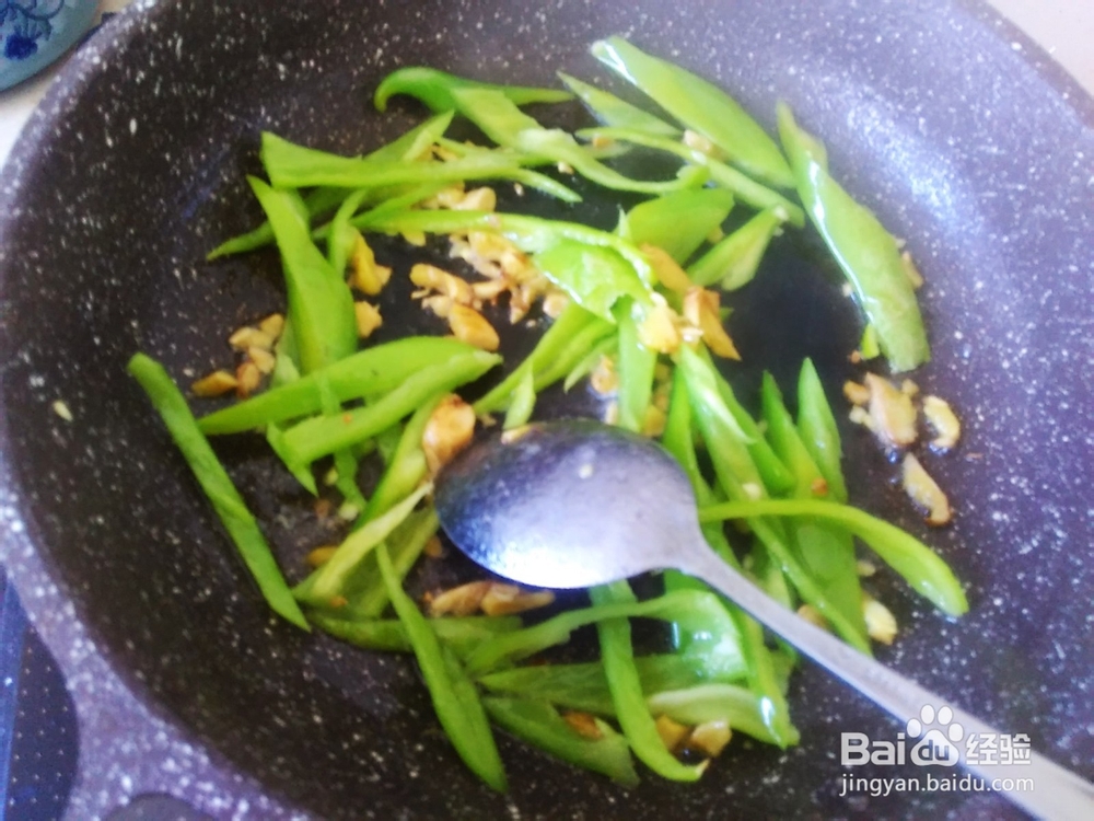 青椒爆炒鸭肠的做法