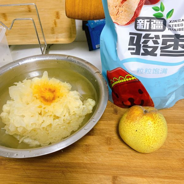 银耳雪梨红枣羹