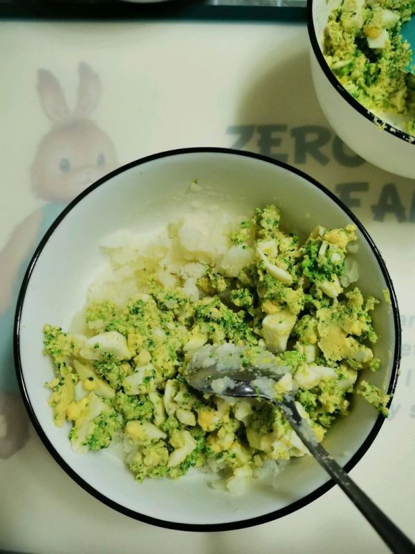 土豆鸡蛋西兰花沙拉三明治