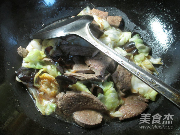 黑木耳圆白菜炒猪肝