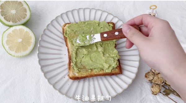 牛油果蟹柳滑蛋三明治