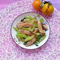 如何制作美味的西芹炒鸡翅尖