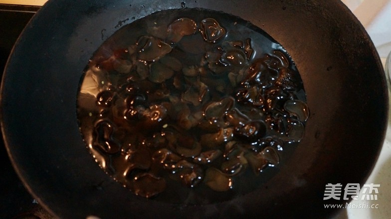 凉拌秋耳的做法