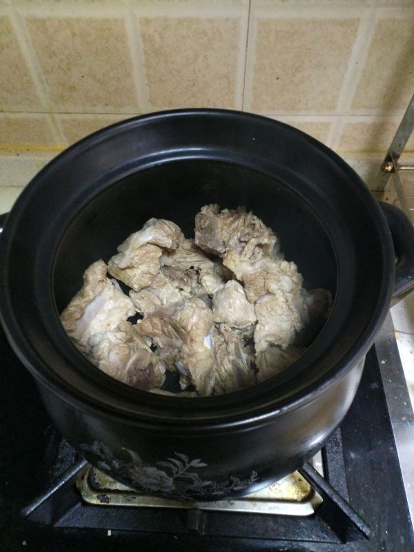 白萝卜炖排骨汤