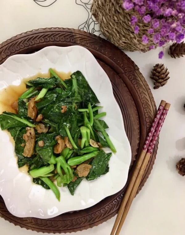 蒜头猪油炝炒甘蓝菜