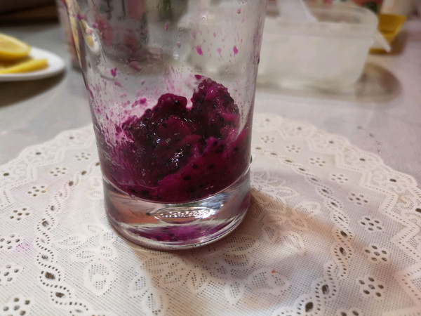 火龙果桃桃汽泡饮