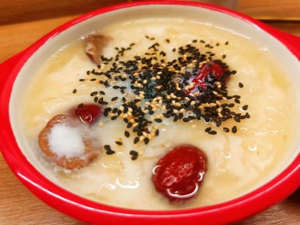 红枣牛奶百合银耳汤