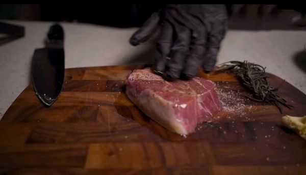 眼肉牛排鲟鱼鱼子酱