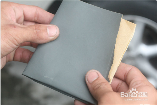 汽车大灯模糊了如何修复？