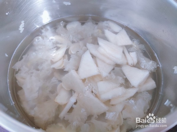 枇杷雪梨百合银耳汤