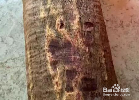 小叶紫檀手把件的打磨过程