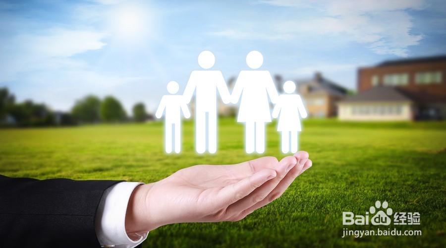 宝宝喜欢爬山打球登山，哪个保险更适合她