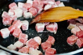 如何做黑椒杏鲍菇牛肉粒？