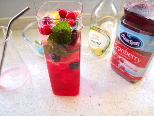 莓莓果果气泡饮