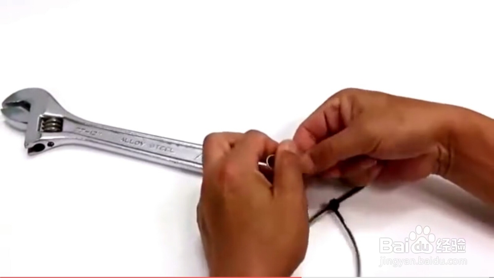 如何用简易绳套制作捕鼠器