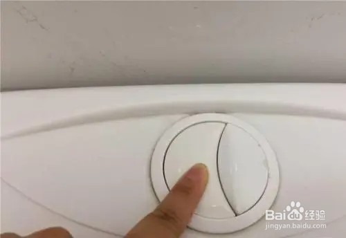 如何使用马桶上面的两个冲水按钮?