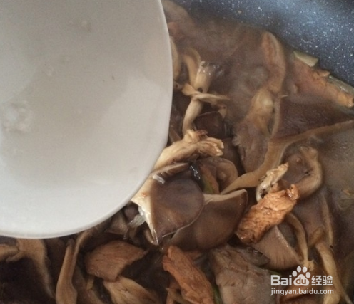 高蛋白、低脂肪的平菇炒肉，可增强抵抗力