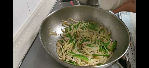 榨菜肉丝混搭青椒茭白
