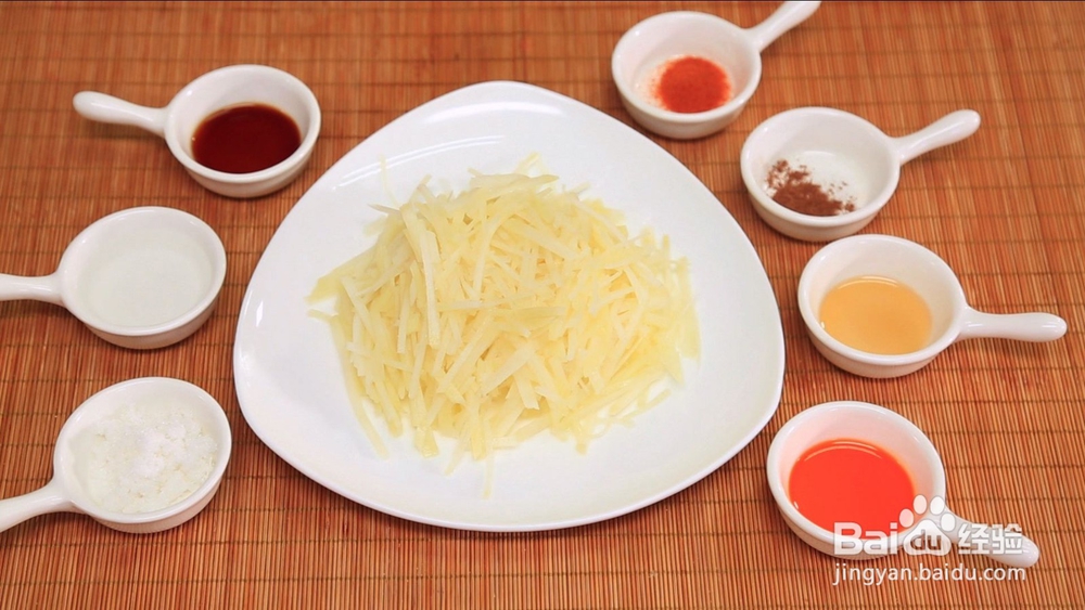 不用锅也能爆香的土豆丝，一勺油就搞定！
