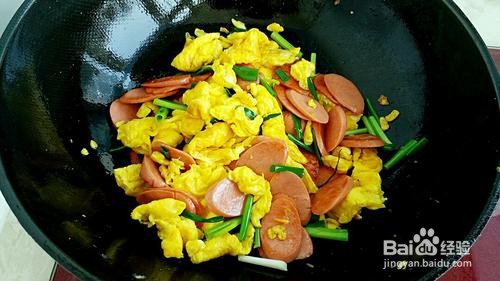 火腿肠炒鸡蛋怎么做