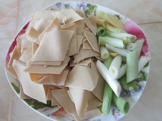 豆皮焖鸡怎么做