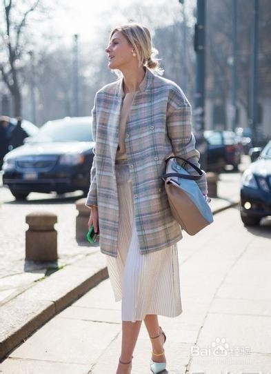 格纹大衣如何搭配裙子比较好看