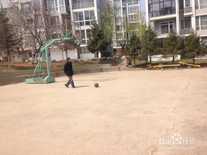 孩子玩篮球要学会双手捧篮球不能用脚踢篮球