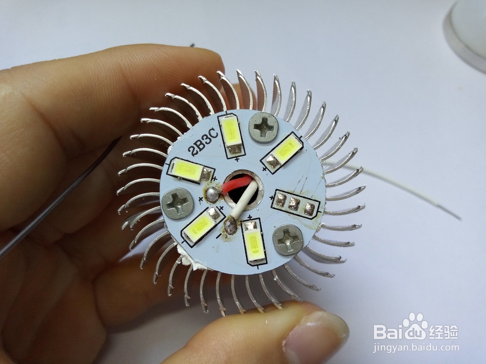 不用更换任何配件快速维修LED灯泡