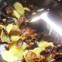 美白肌肤的佳品黄瓜木耳炒鸡蛋