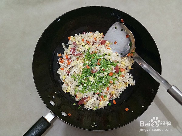 如何制作蒜苗腊肠炒饭