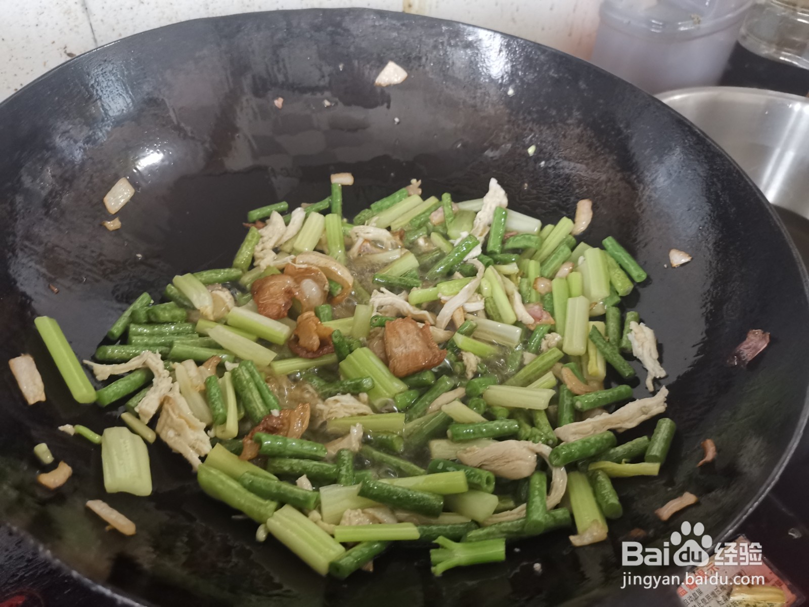 猪肥膘炒豇豆芹菜段