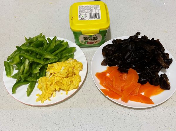 青椒木耳炒鸡蛋