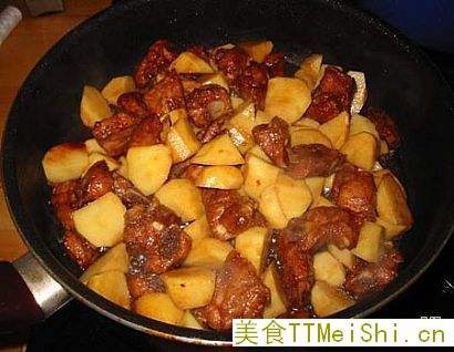 香辣排骨焖土豆的做法