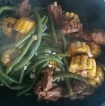 排骨炖玉米豆角的做法