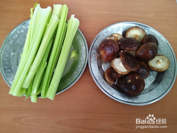 香菇炒芹菜的做法