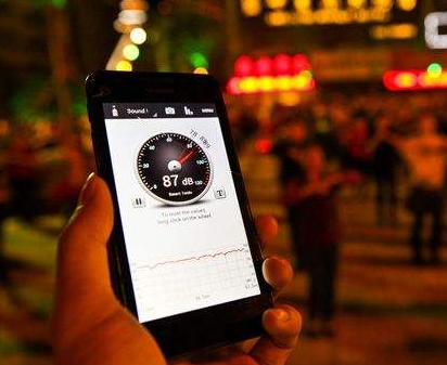 半夜三更喝酒吵闹扰民休息是不是可以报警处理