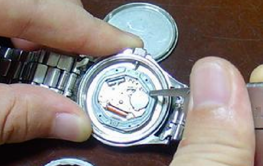 我的swatch手表，镜面有好多划痕，怎么能把这些划痕消除掉呢 求解