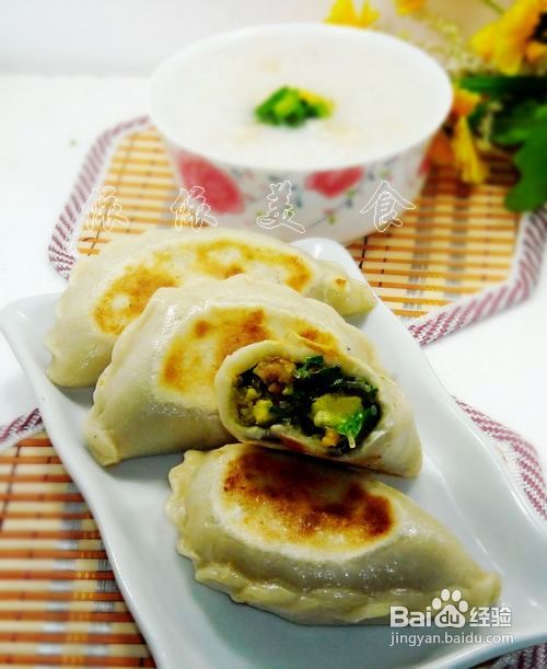 韭菜粉丝虾米鸡蛋馅的---韭菜盒子