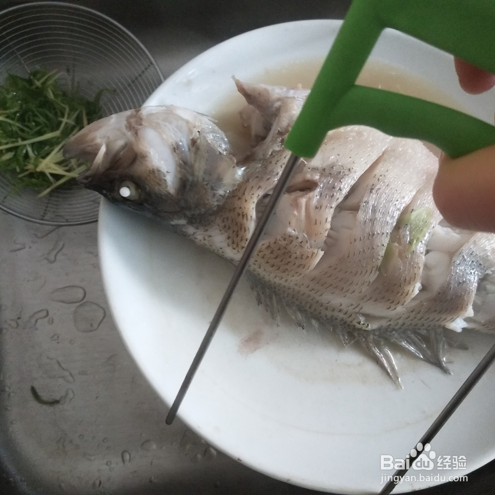 清蒸鲈鱼的家常做法