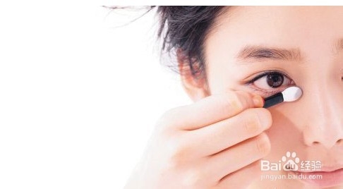 眼影清新换季 效仿T台流行蓝眼妆