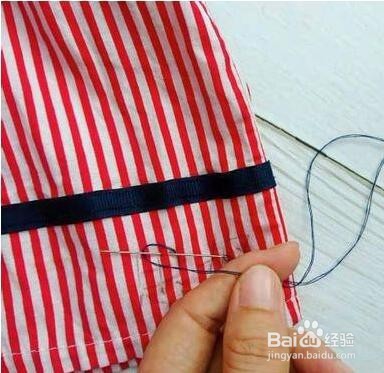 简单的给宝宝衣服上绣名字的步骤