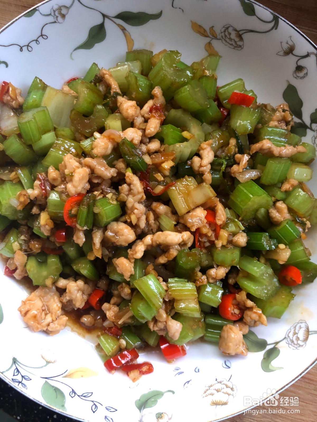 芹菜小炒肉的做法