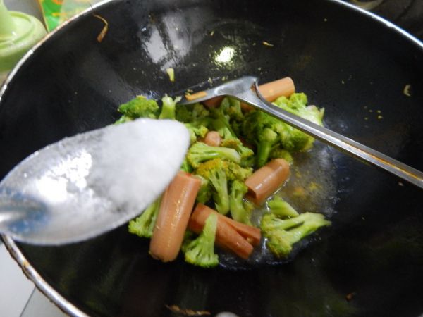 西兰花烧玉米肠